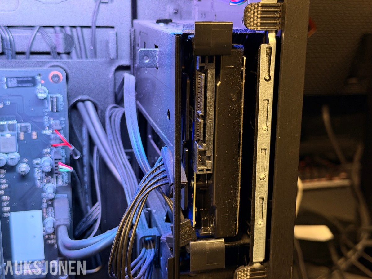 Komplett Gamingstasjon – PC, skjerm, gamingstol, bord, tastatur og headset