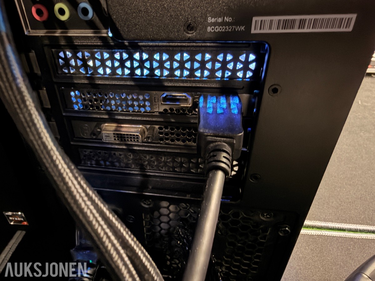 Komplett Gamingstasjon – PC, skjerm, gamingstol, bord, tastatur og headset