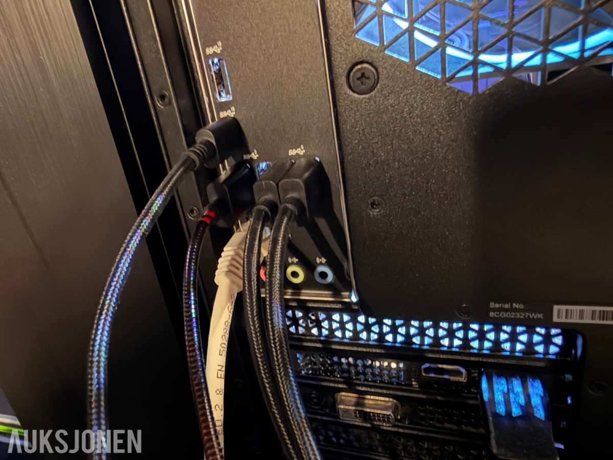 Komplett Gamingstasjon – PC, skjerm, gamingstol, bord, tastatur og headset