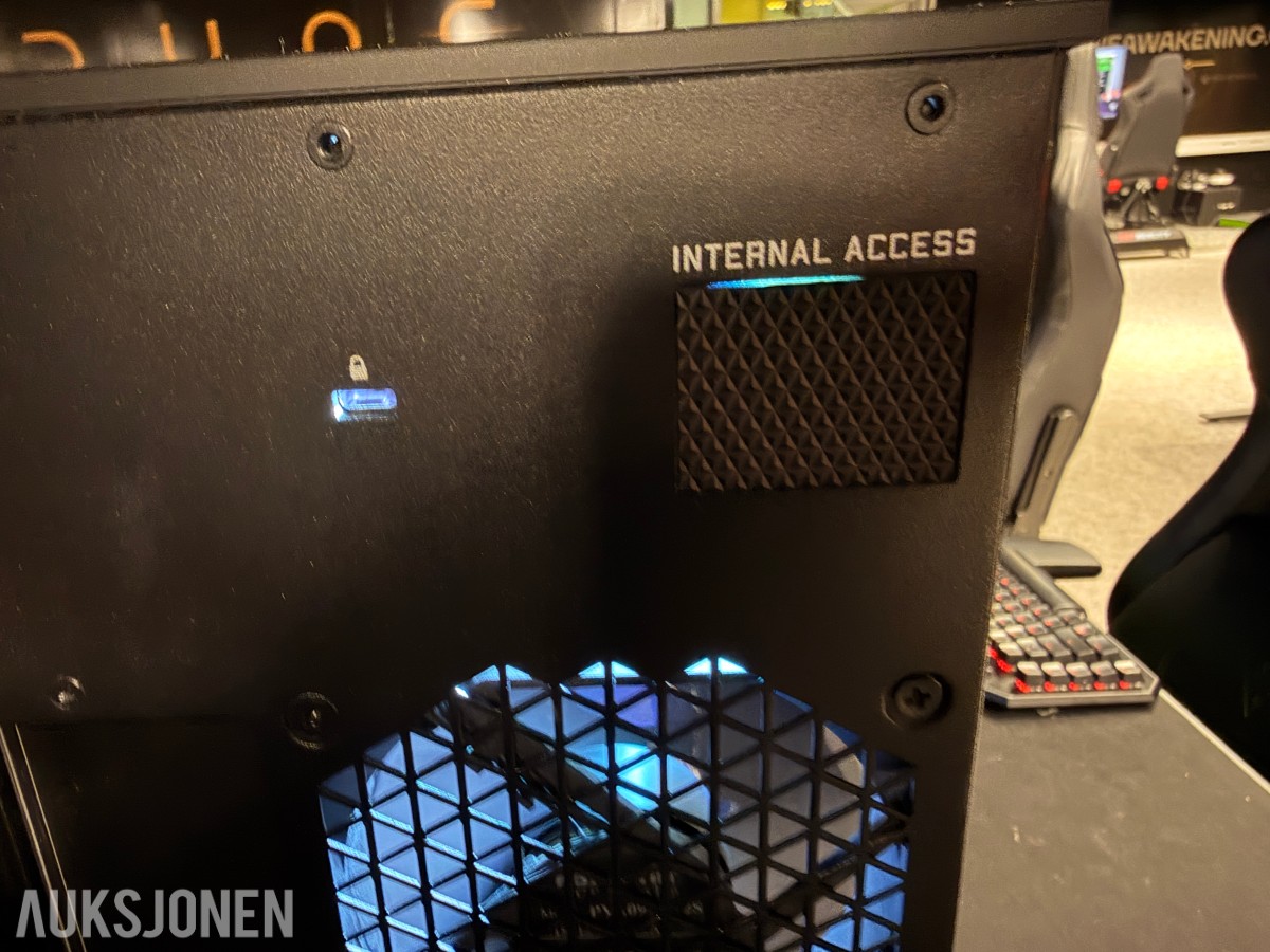 Komplett Gamingstasjon – PC, skjerm, gamingstol, bord, tastatur og headset