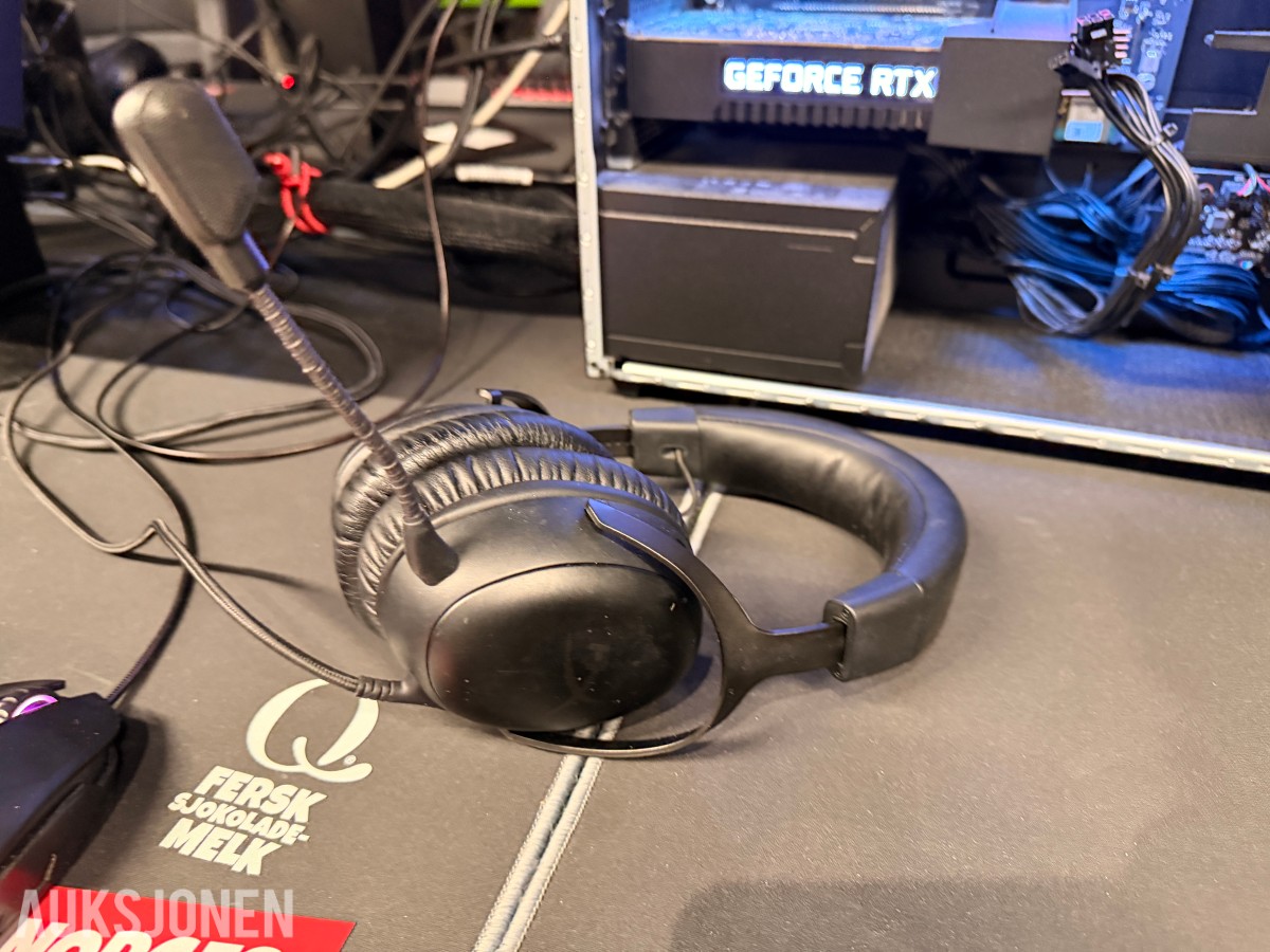 Komplett Gamingstasjon – PC, skjerm, gamingstol, bord, tastatur og headset