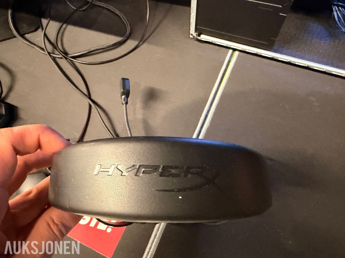 Komplett Gamingstasjon – PC, skjerm, gamingstol, bord, tastatur og headset