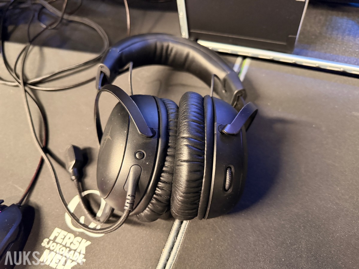 Komplett Gamingstasjon – PC, skjerm, gamingstol, bord, tastatur og headset