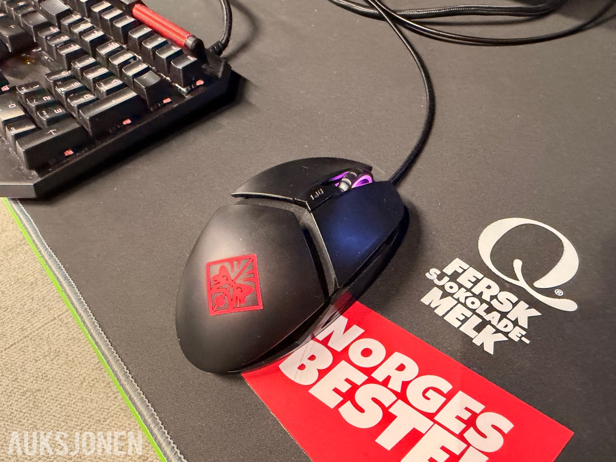 Komplett Gamingstasjon – PC, skjerm, gamingstol, bord, tastatur og headset