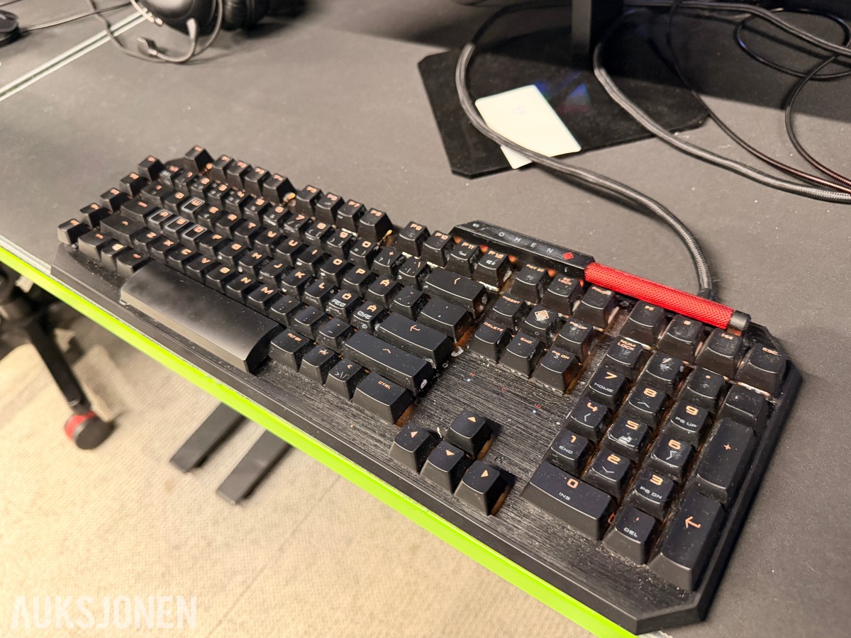 Komplett Gamingstasjon – PC, skjerm, gamingstol, bord, tastatur og headset