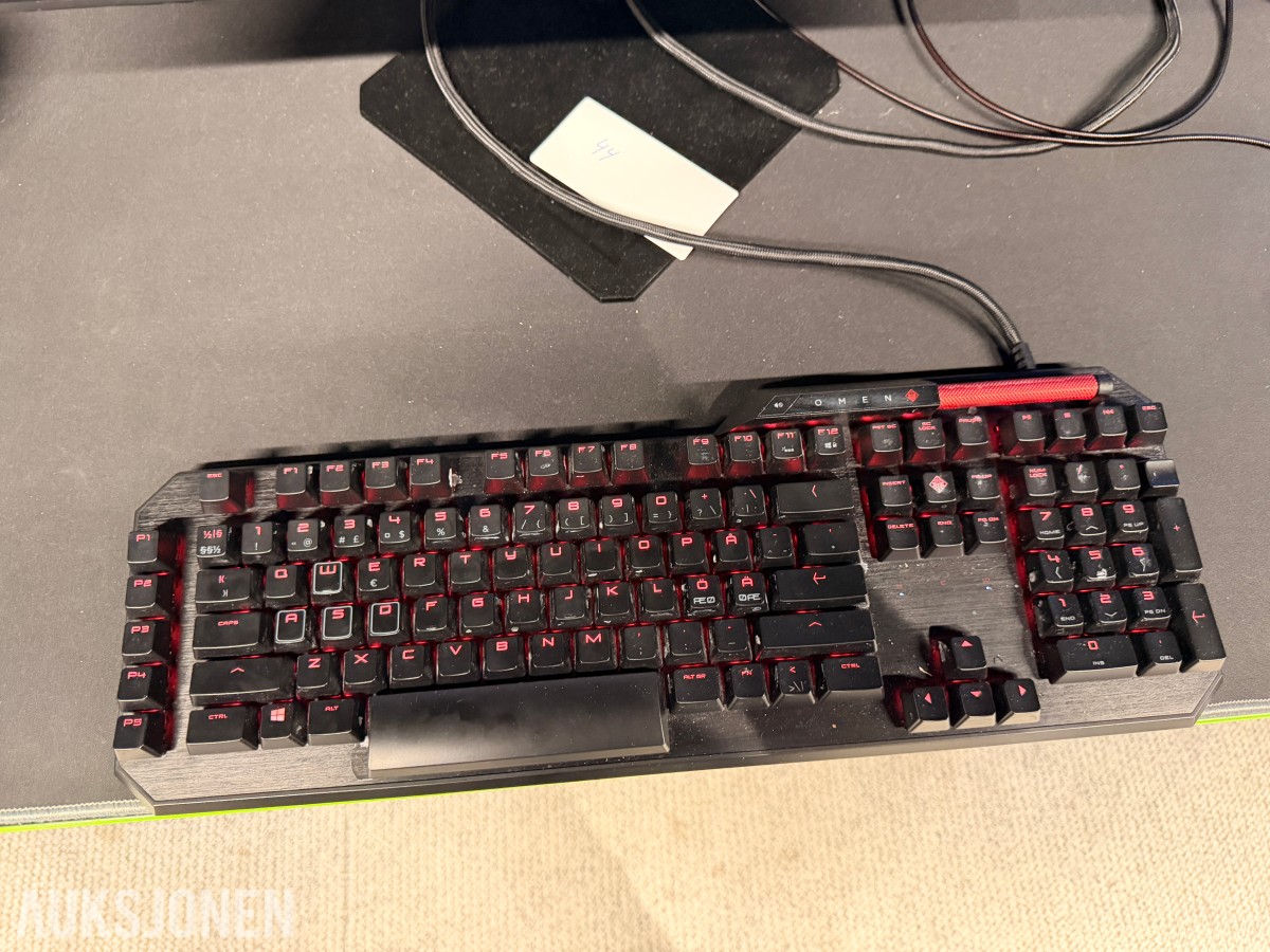 Komplett Gamingstasjon – PC, skjerm, gamingstol, bord, tastatur og headset