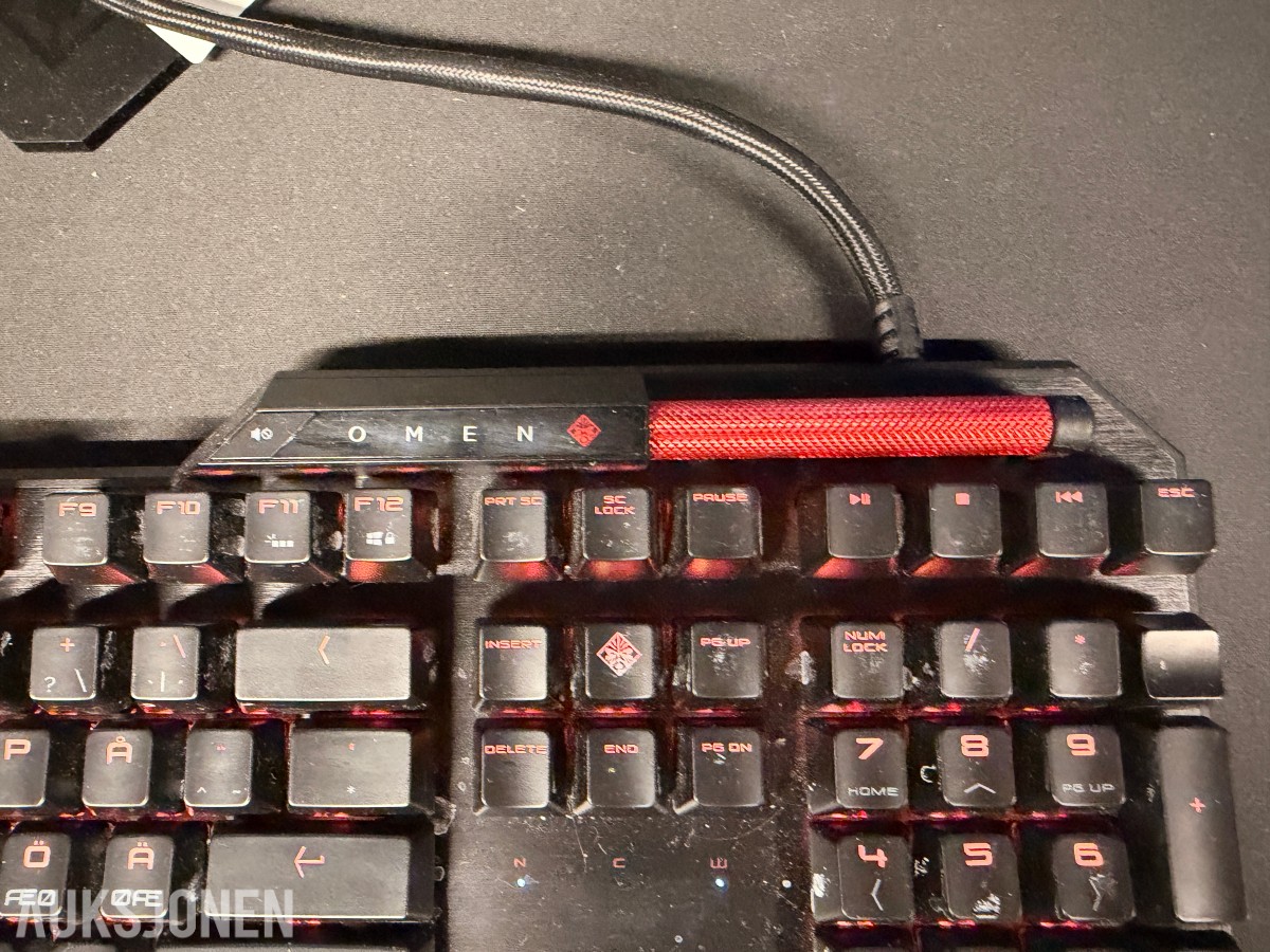 Komplett Gamingstasjon – PC, skjerm, gamingstol, bord, tastatur og headset