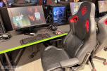 Komplett Gamingstasjon – PC, skjerm, gamingstol, bord, tastatur og headset