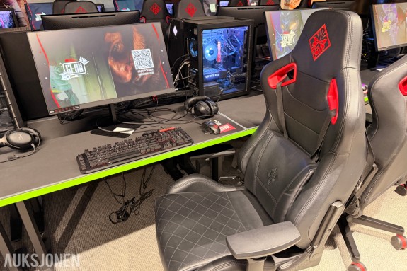 Komplett Gamingstasjon – PC, skjerm, gamingstol, bord, tastatur og headset