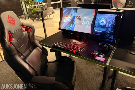 Komplett Gamingsetup – pc, skjerm, gamingstol, bord, tasatur, headset og mus