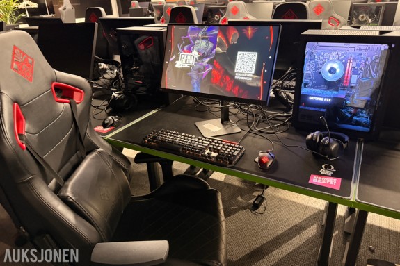 Komplett Gamingsetup – pc, skjerm, gamingstol, bord, tasatur, headset og mus