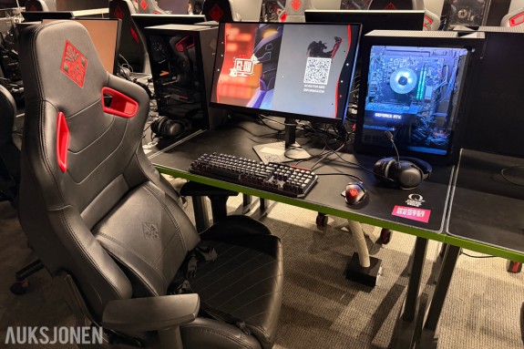 Komplett Gamingsetup – pc, skjerm, gamingstol, bord, tasatur, headset og mus