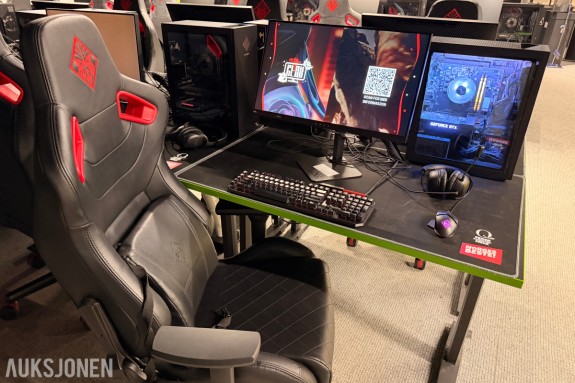 Komplett Gamingsetup – pc, skjerm, gamingstol, bord, tasatur, headset og mus