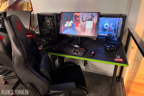 Komplett Gamingsetup – pc, skjerm, gamingstol, bord, tasatur, headset og mus
