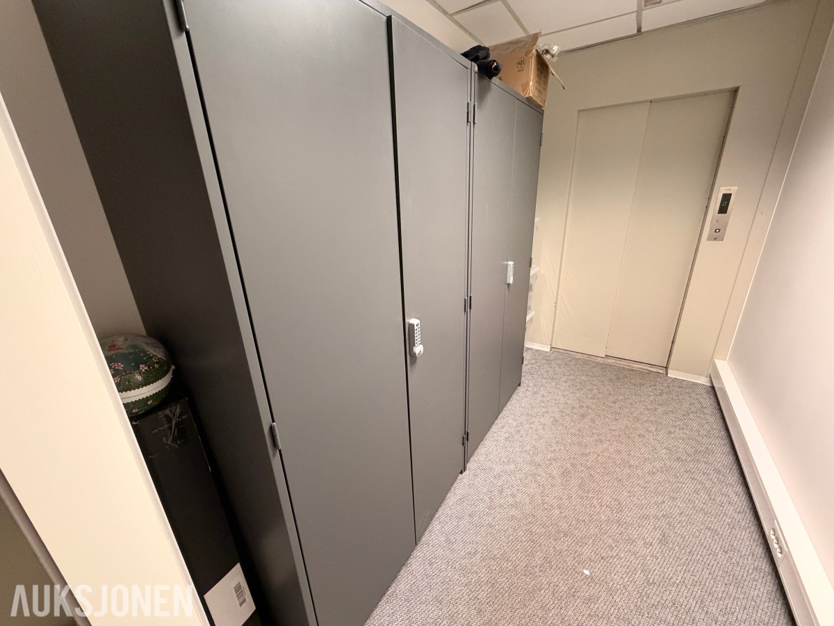 2 Stk. Oppbevaringsskap med kodelås + innhold SELGES UTEN MINSTEPRIS
