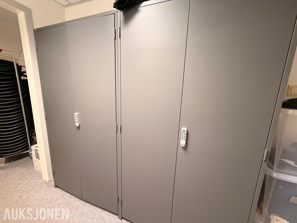 2 Stk. Oppbevaringsskap med kodelås + innhold SELGES UTEN MINSTEPRIS