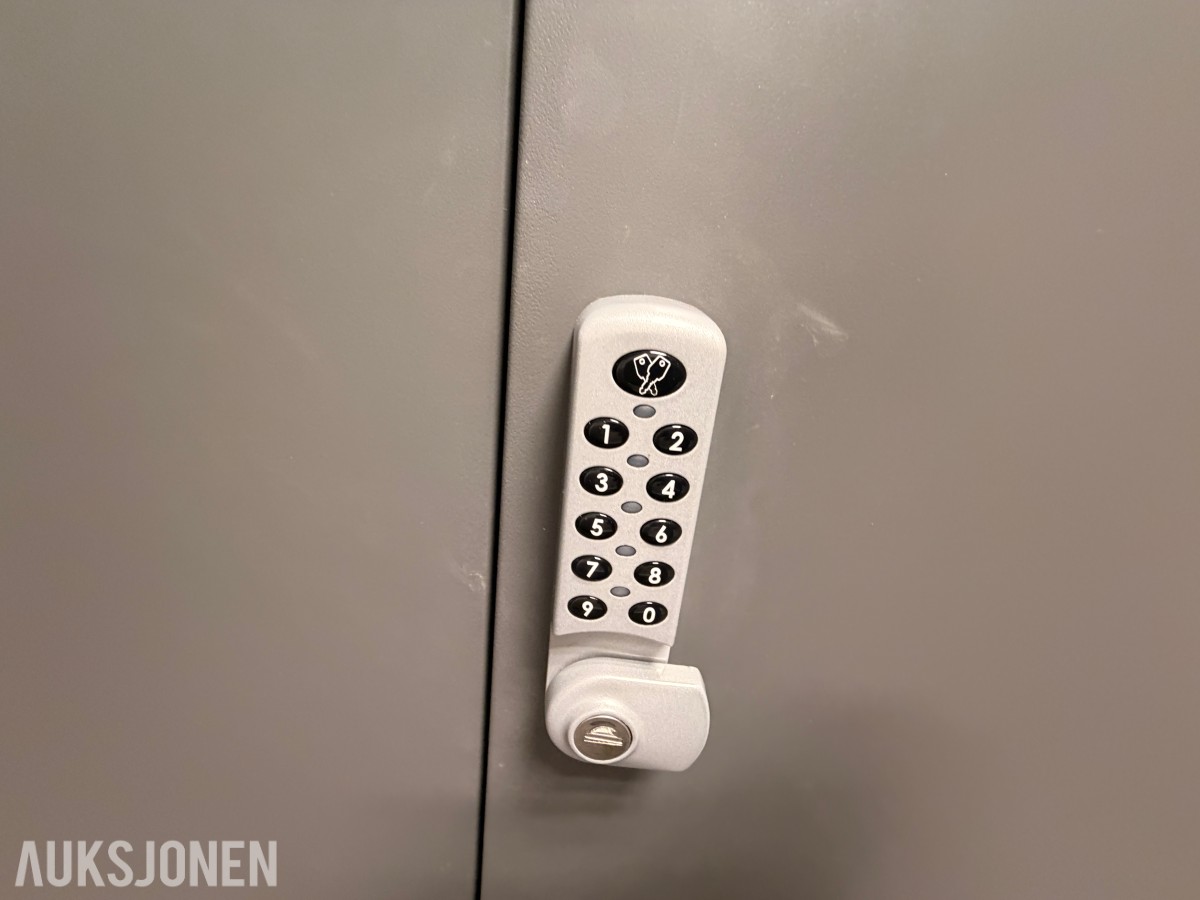 2 Stk. Oppbevaringsskap med kodelås + innhold SELGES UTEN MINSTEPRIS