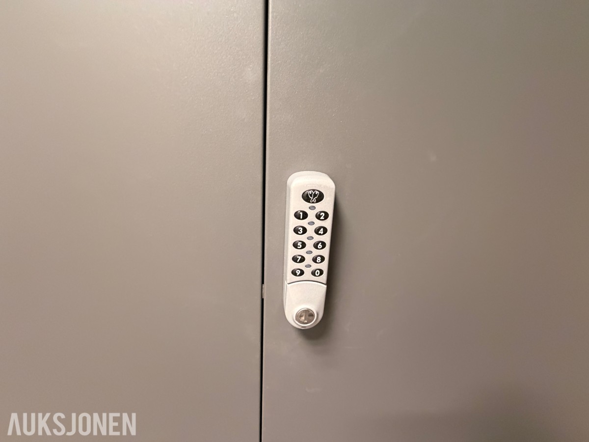 2 Stk. Oppbevaringsskap med kodelås + innhold SELGES UTEN MINSTEPRIS