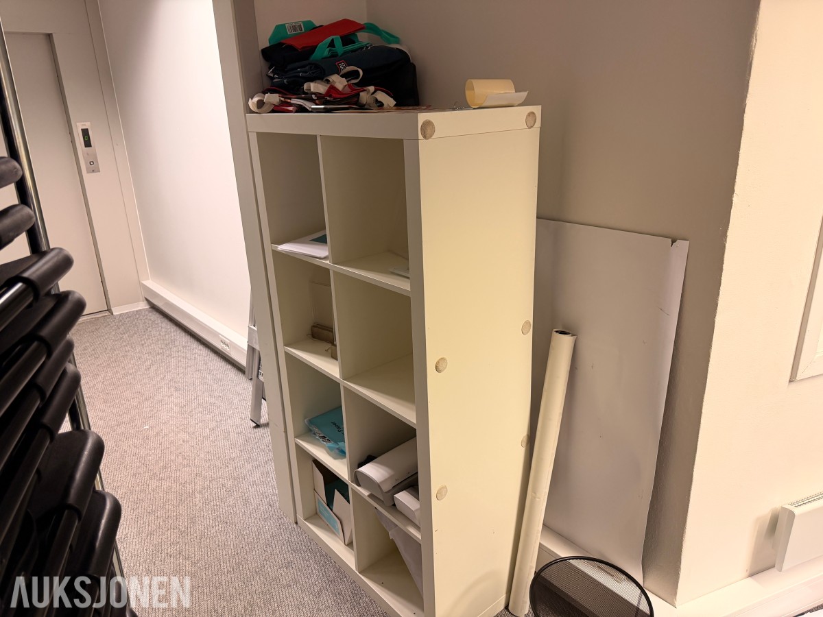 2 Stk. Oppbevaringsskap med kodelås + innhold SELGES UTEN MINSTEPRIS