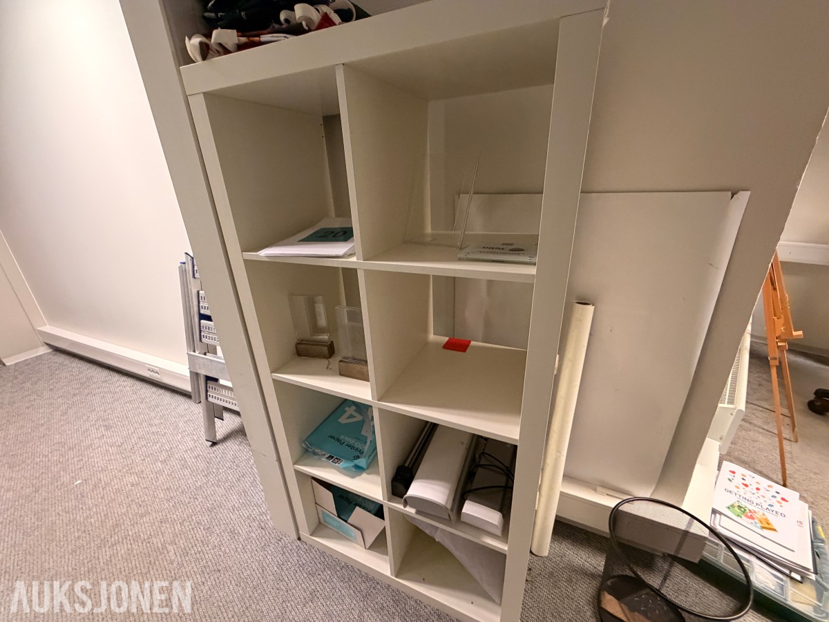 2 Stk. Oppbevaringsskap med kodelås + innhold SELGES UTEN MINSTEPRIS