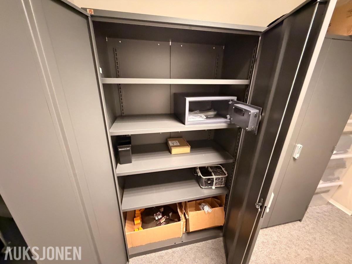 2 Stk. Oppbevaringsskap med kodelås + innhold SELGES UTEN MINSTEPRIS
