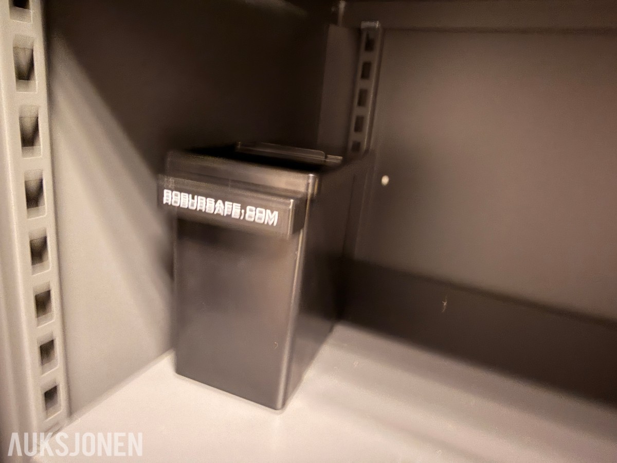 2 Stk. Oppbevaringsskap med kodelås + innhold SELGES UTEN MINSTEPRIS
