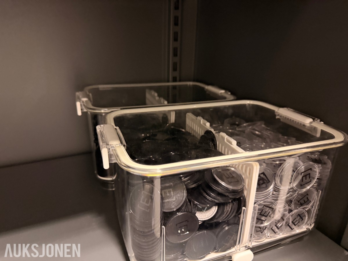 2 Stk. Oppbevaringsskap med kodelås + innhold SELGES UTEN MINSTEPRIS
