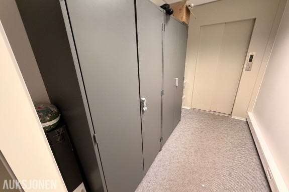 2 Stk. Oppbevaringsskap med kodelås + innhold SELGES UTEN MINSTEPRIS