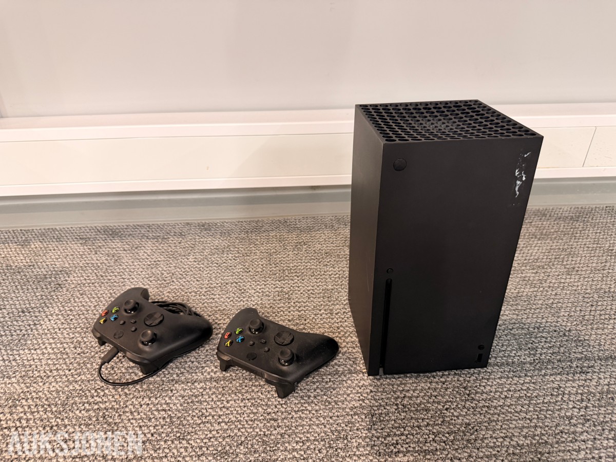 Microsoft Xbox Series X med 2 kontrollere