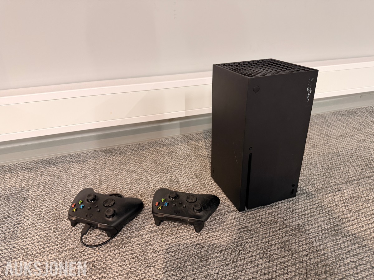 Microsoft Xbox Series X med 2 kontrollere