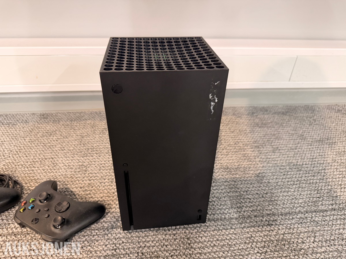 Microsoft Xbox Series X med 2 kontrollere