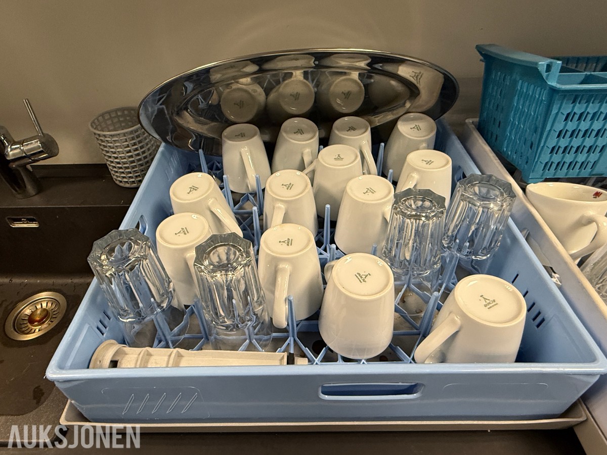 Kjøkkenutstyr, serveringsartikler og inventar