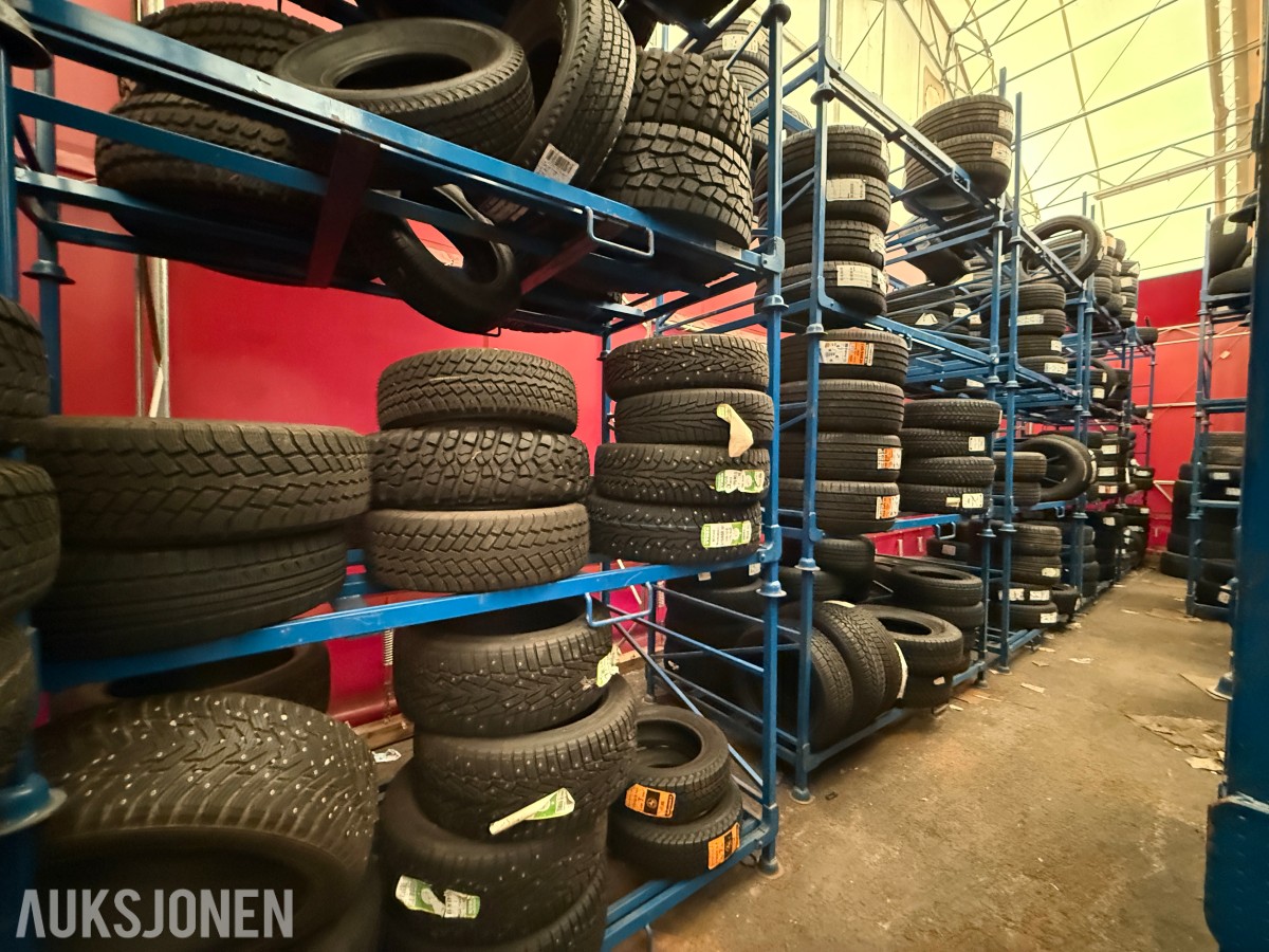 Lager av bildekk – selges samlet