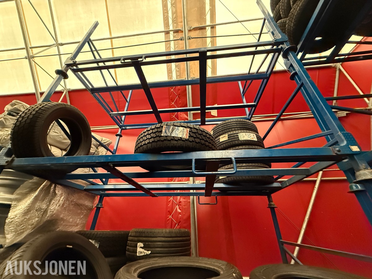 Lager av bildekk – selges samlet