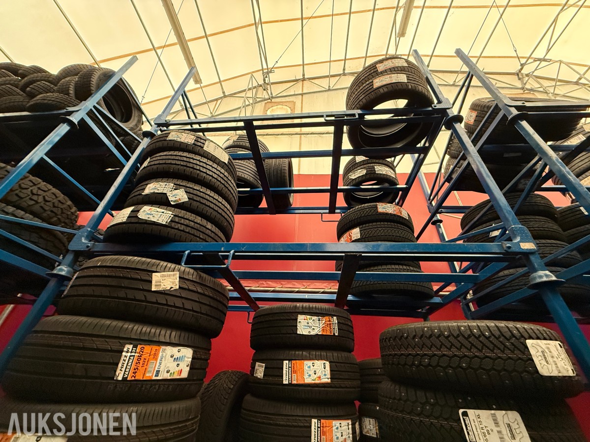 Lager av bildekk – selges samlet