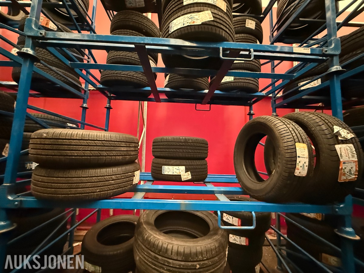 Lager av bildekk – selges samlet