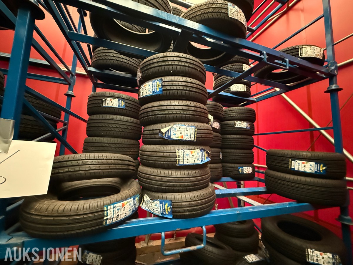 Lager av bildekk – selges samlet
