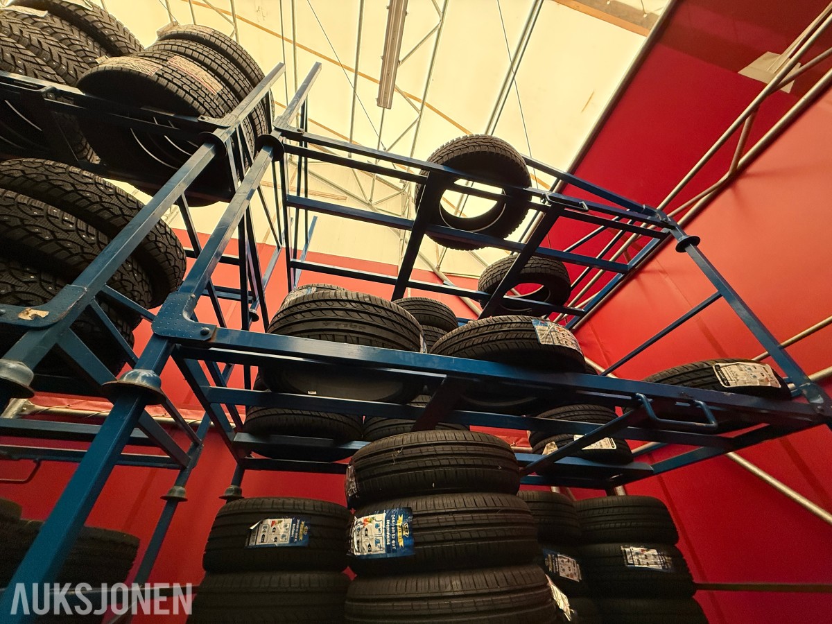 Lager av bildekk – selges samlet