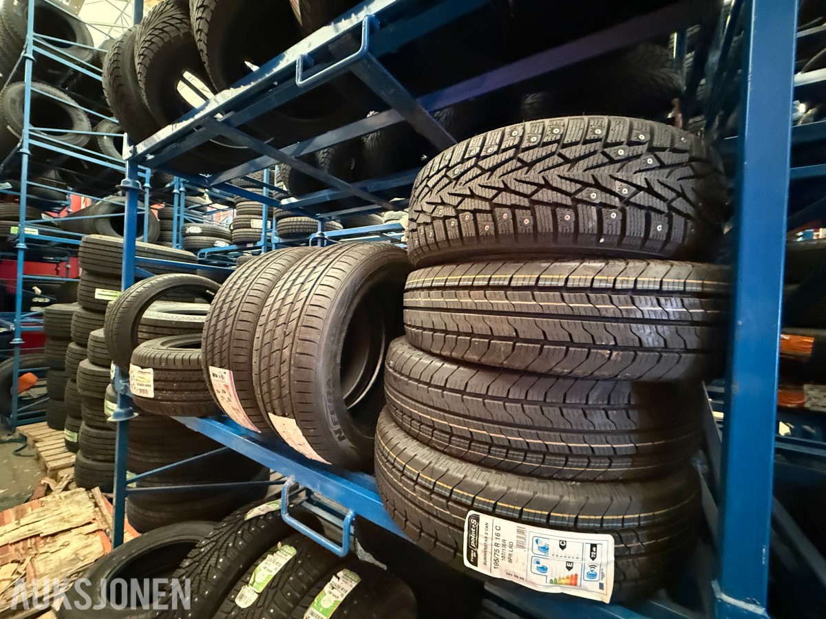 Lager av bildekk – selges samlet