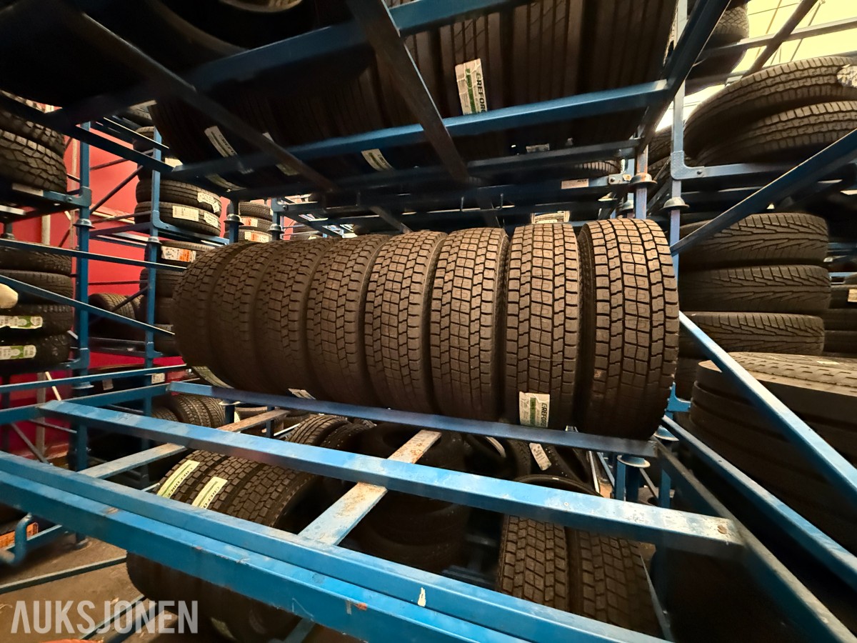 Lager av bildekk – selges samlet