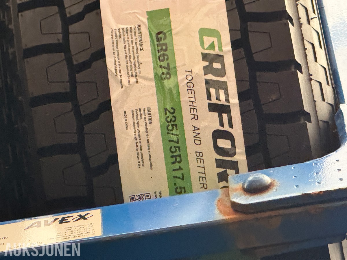 Lager av bildekk – selges samlet