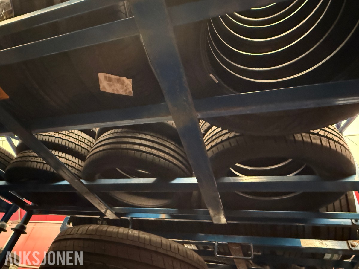 Lager av bildekk – selges samlet