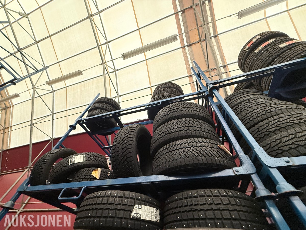 Lager av bildekk – selges samlet