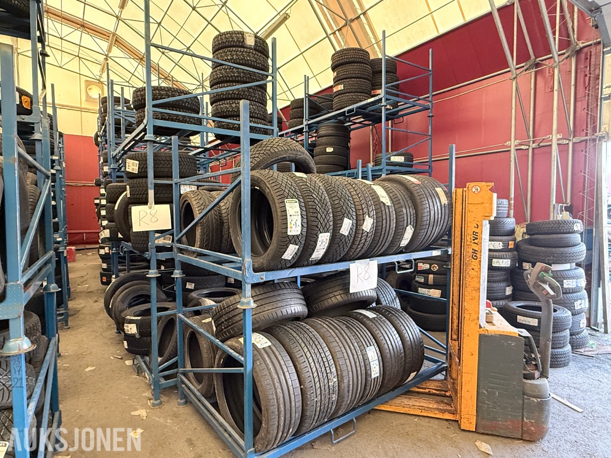 Lager av bildekk – selges samlet