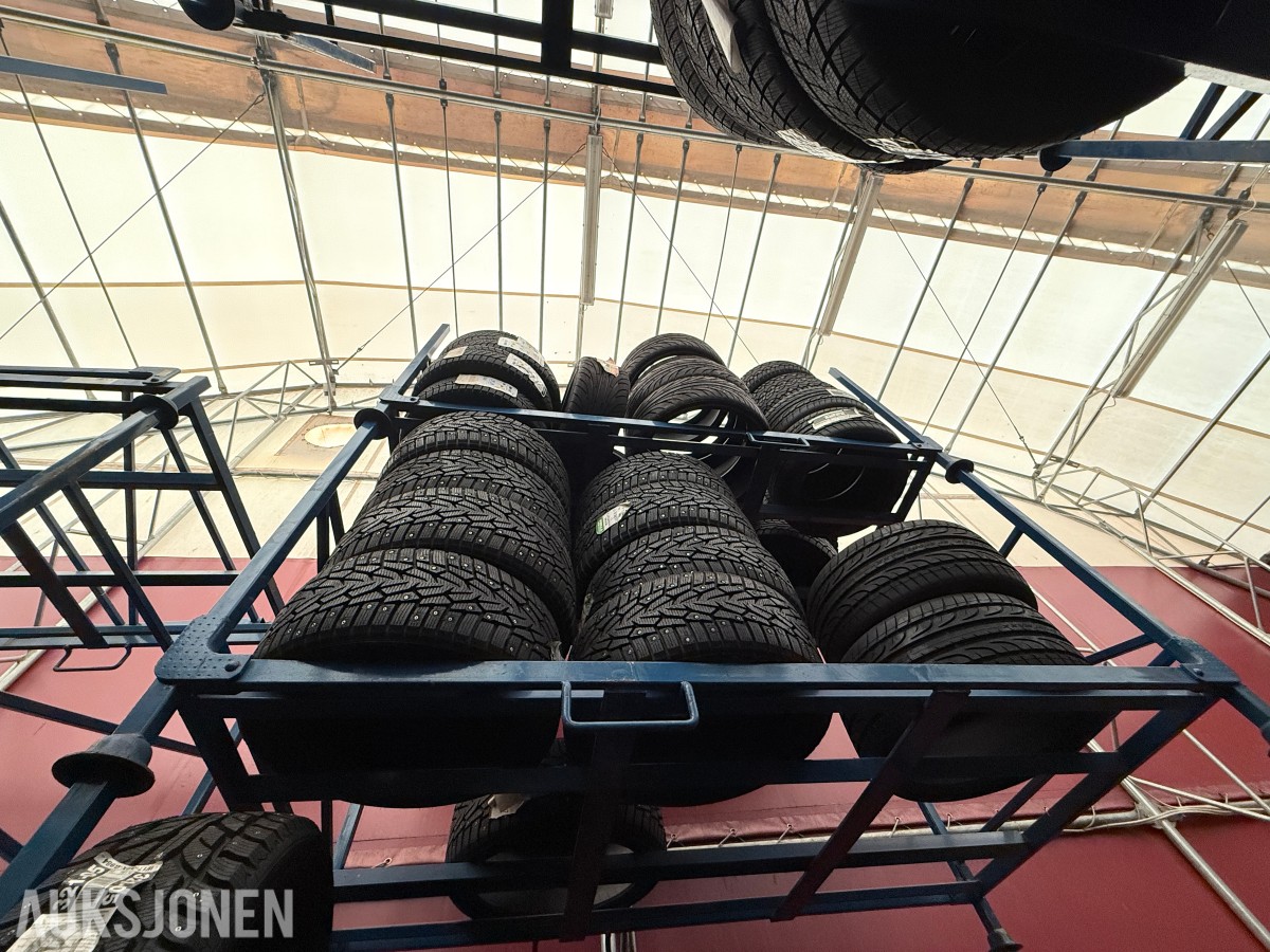 Lager av bildekk – selges samlet