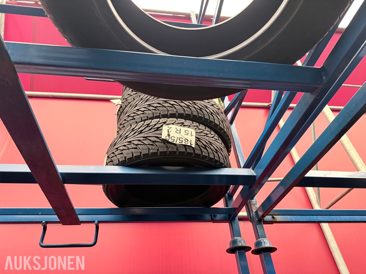 Lager av bildekk – selges samlet