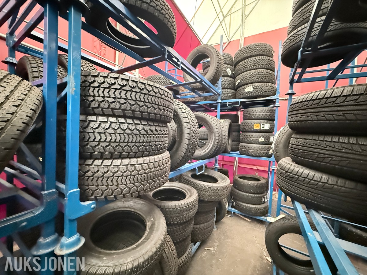 Lager av bildekk – selges samlet