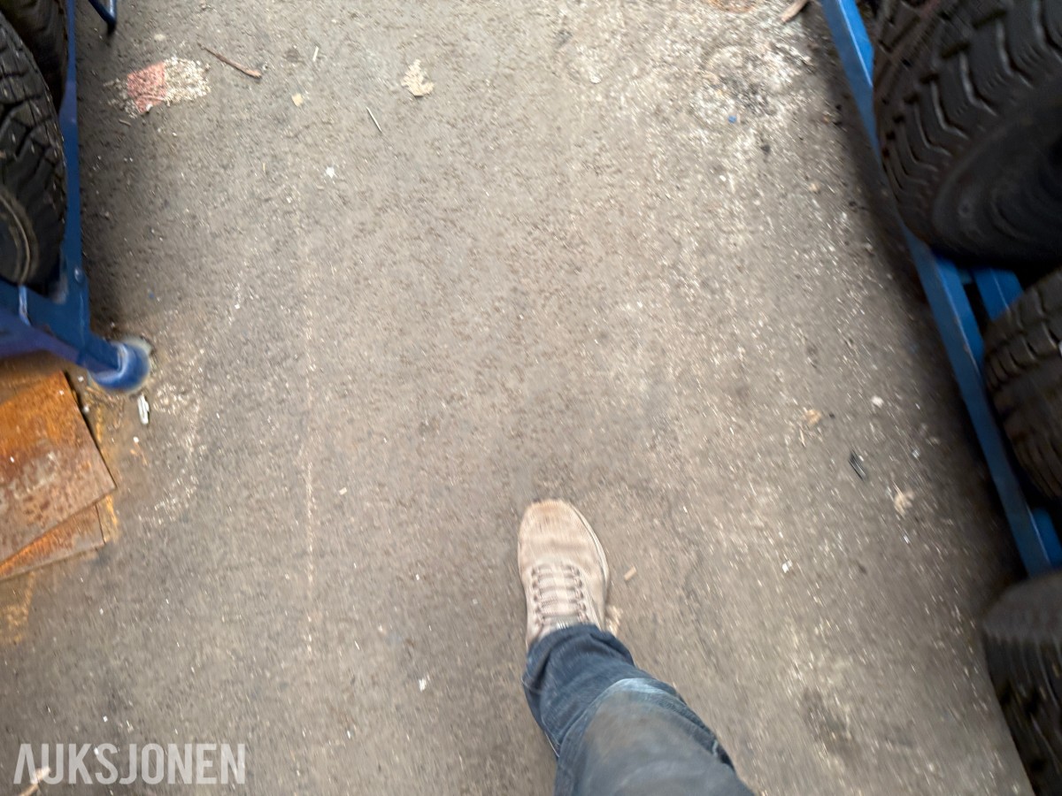 Lager av bildekk – selges samlet