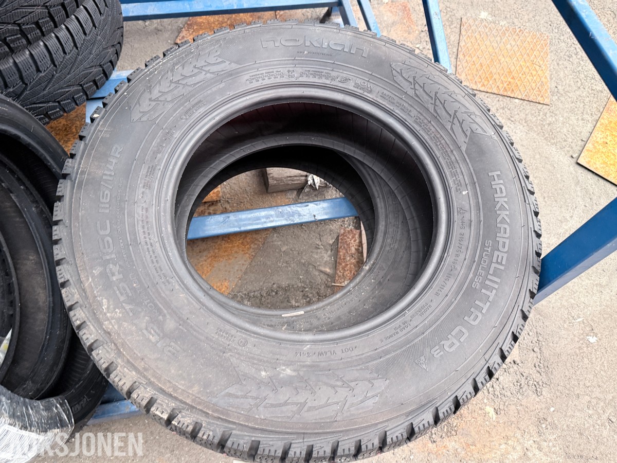 Lager av bildekk – selges samlet