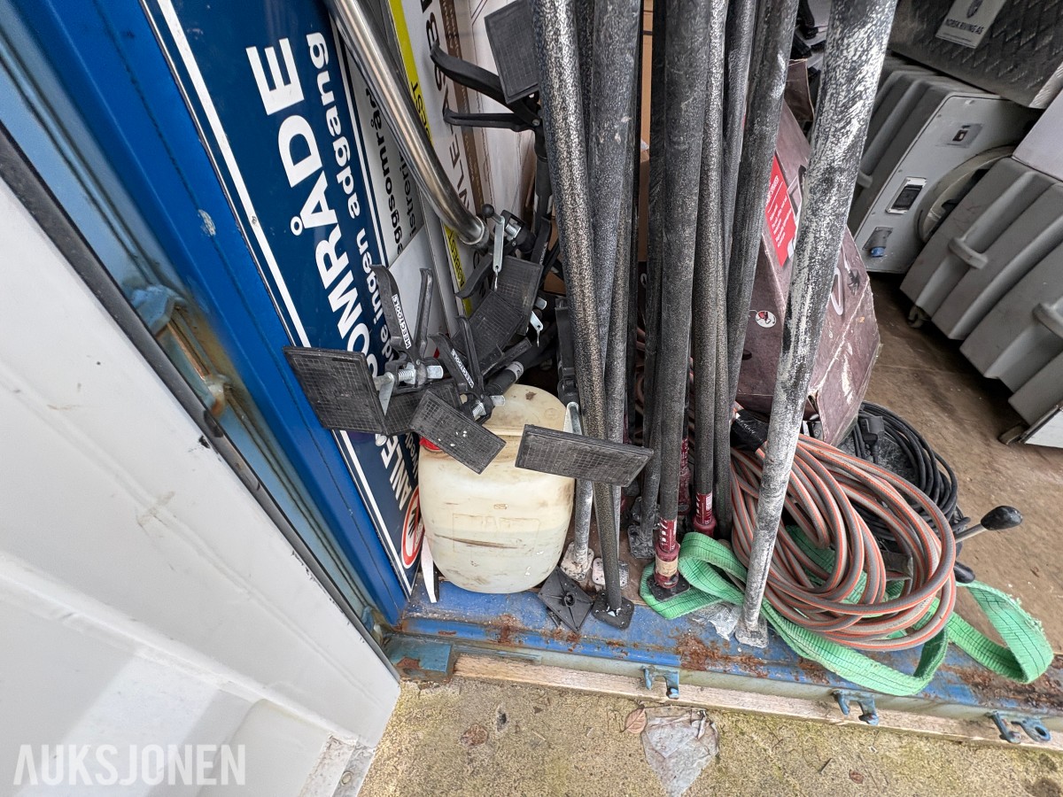 2014 20 fots container med omfattende saneringsutstyr – selges samlet
